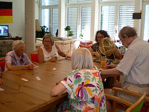 Die Pflegewohngruppe beim Bingo spielen